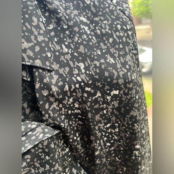 NWT Express Button-up Blouse In Black Multi size L - Picture 9 of 10